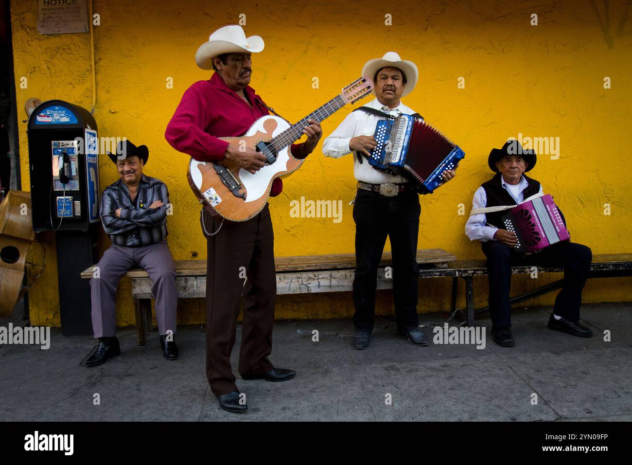Mariachis treffen sich am Cesar Chavez Boulevard in East Los Angeles, um ihre Musik zu spielen, in der Hoffnung, von einem Restaurant angemietet zu werden. Stockfoto