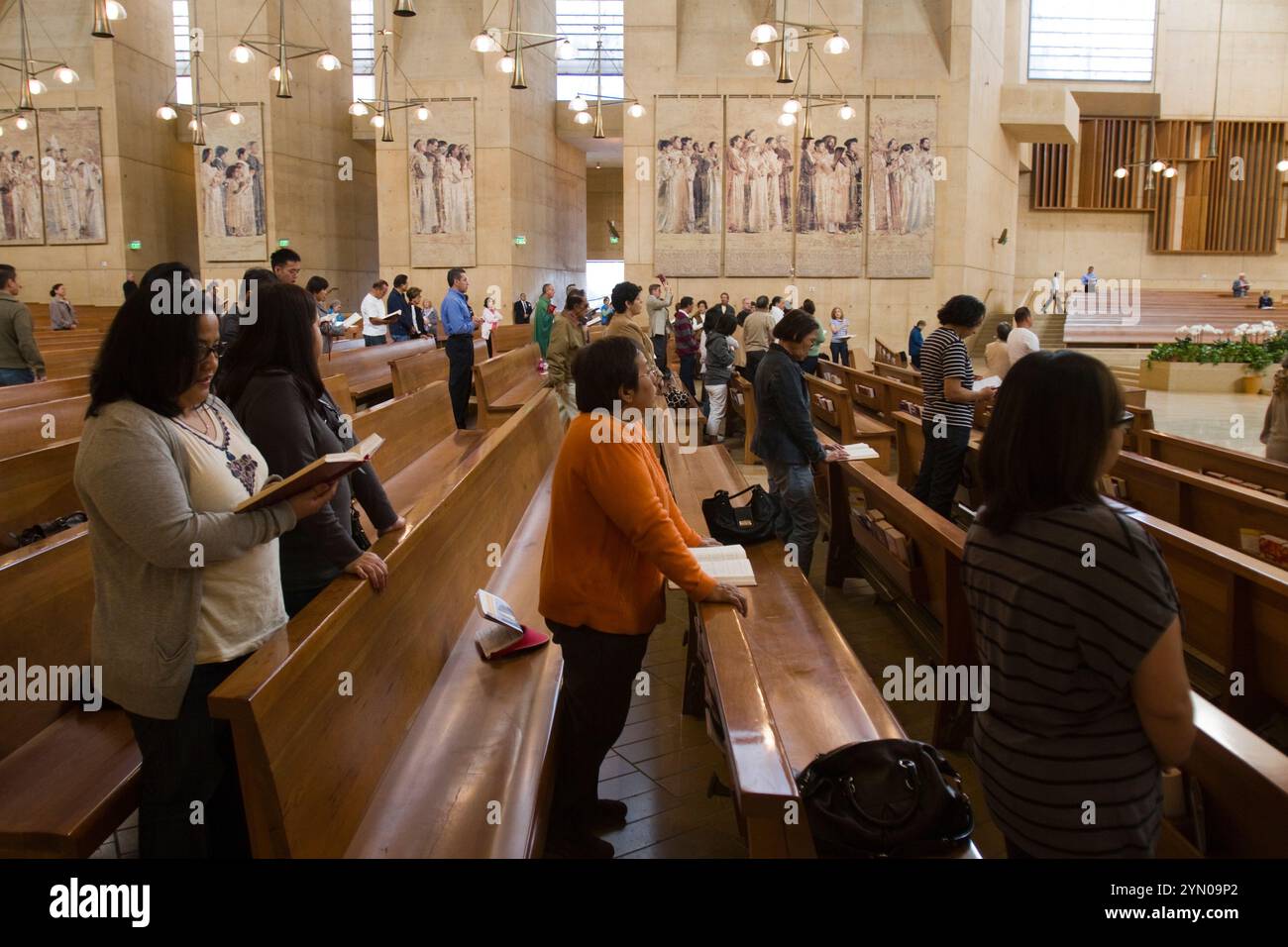 Die Kathedrale unserer Lieben Frau der Engel bietet eine Messe in 47 Sprachen und ist die Heimat vieler katholischer latinos IN LA. Stockfoto