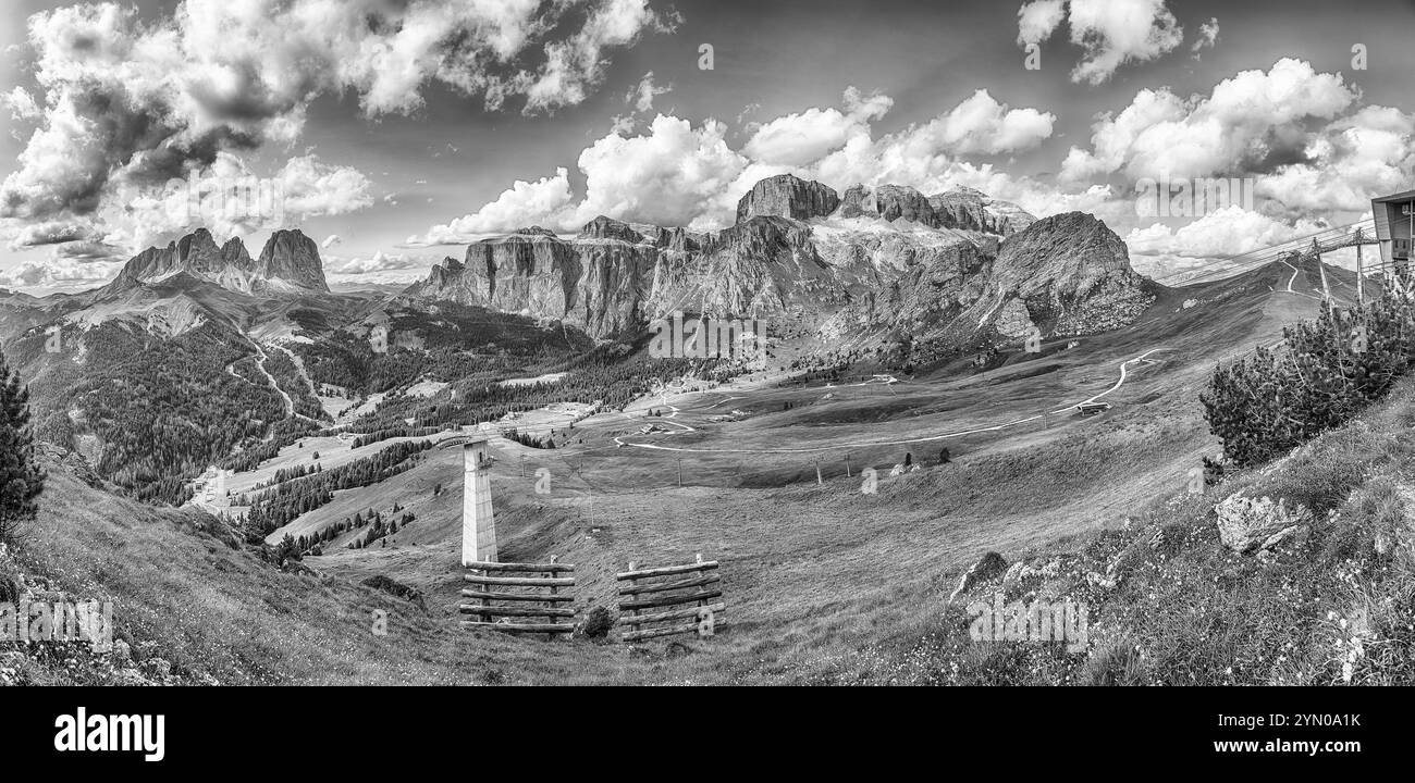 Panoramablick auf die wunderschöne Landschaft in den italienischen Dolomiten mit den Berggruppen Langkofel und Sella an einem sonnigen Sommertag mit blauem Himmel und Stockfoto Panoramablick auf die wunderschöne Landschaft in den italienischen Dolomiten mit den Berggruppen Langkofel und Sella an einem sonnigen Sommertag mit blauem Himmel und Stockfoto