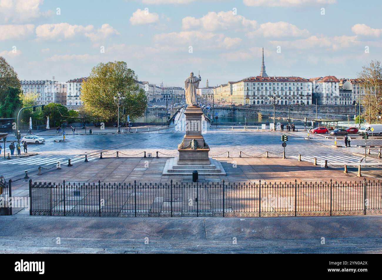 Denkmal für Vittorio Emanuele I. von Savoyen und Piazza Vittorio Veneto von der Kirche Gran Madre di Dio in Turin, Italien Stockfoto Denkmal für Vittorio Emanuele I. von Savoyen und Piazza Vittorio Veneto von der Kirche Gran Madre di Dio in Turin, Italien Stockfoto