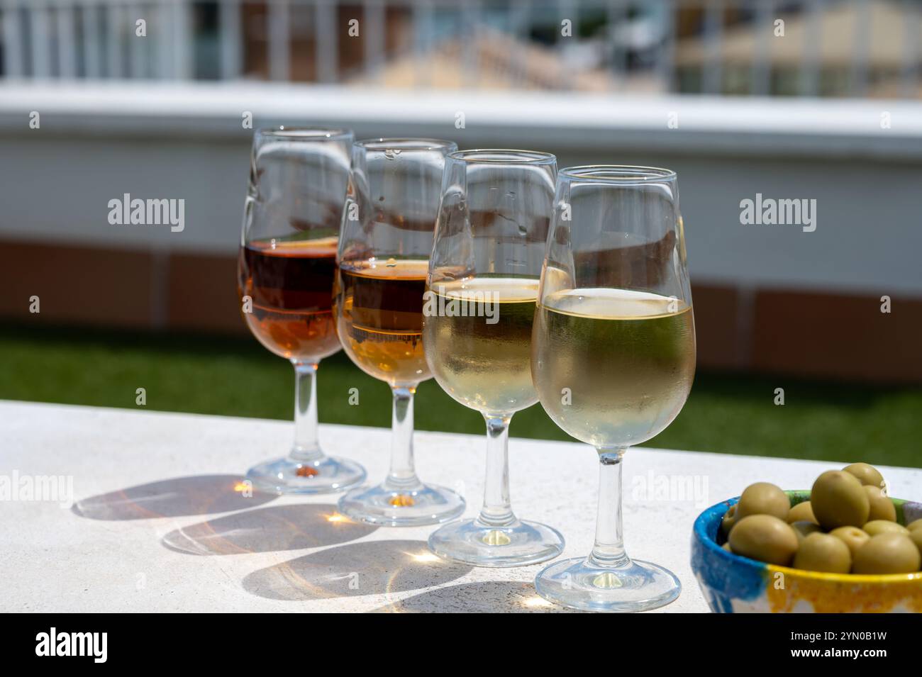Sherry Fino, Manzanilla, Creme jerez Weinprobe auf dem Dach des alten Triana Viertels in Sevilla mit Blick auf die Häuser und Kirchen von Sevilla, Weingläser, po Stockfoto