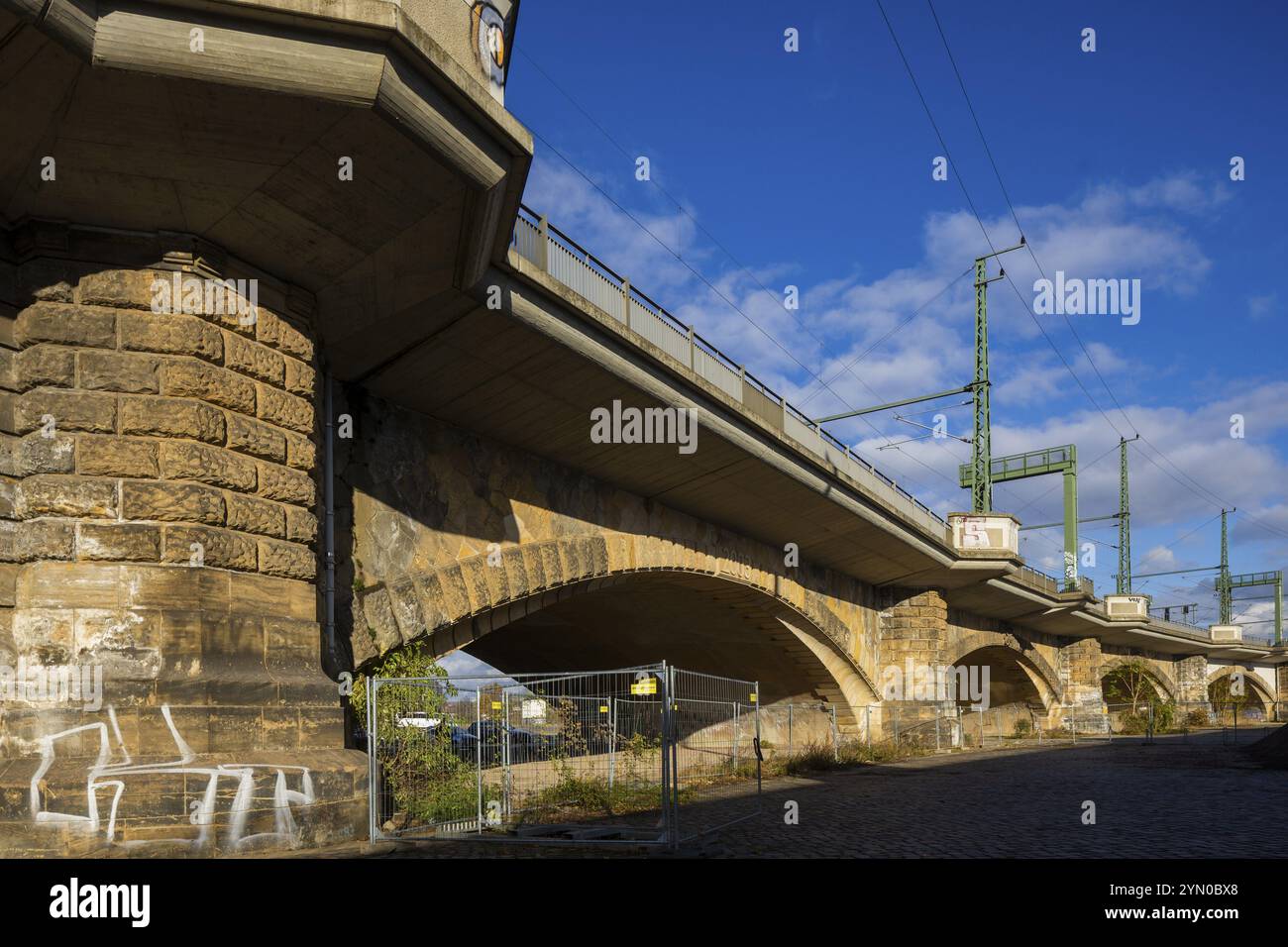 In Dresden werden zwei Brücken über die Elbe zwischen Wilsdruffer Vorstadt und Innere Neustadt als Marienbrücke bezeichnet. Der 434 m lange Steinbogen bridg Stockfoto