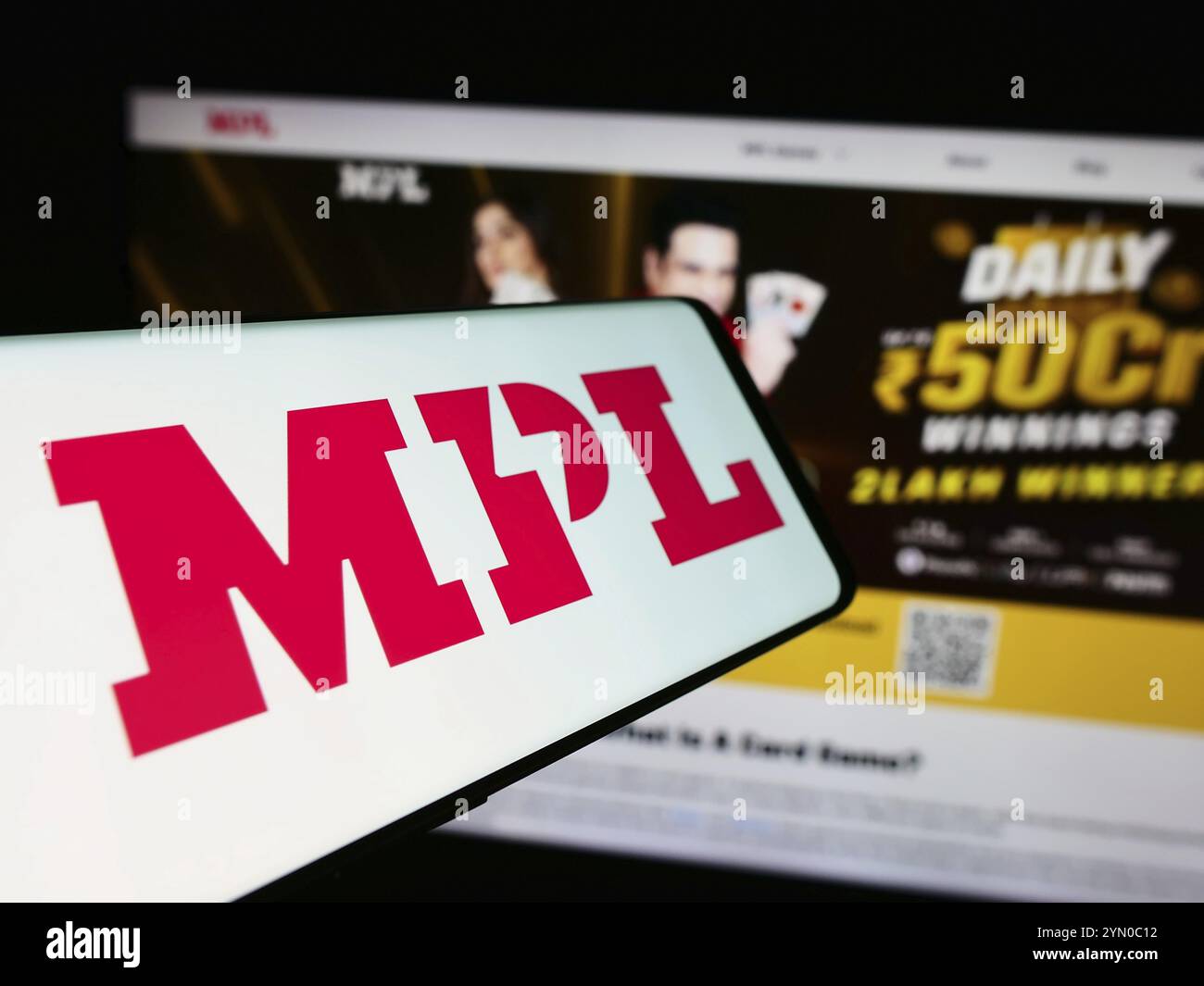 Stuttgart, 14.07.2024: Smartphone mit Logo des indischen Online-Gaming-Unternehmens Mobile Premier League (MPL) vor der Website. Fokus auf Mitte- Stockfoto Stuttgart, 14.07.2024: Smartphone mit Logo des indischen Online-Gaming-Unternehmens Mobile Premier League (MPL) vor der Website. Fokus auf Mitte- Stockfoto