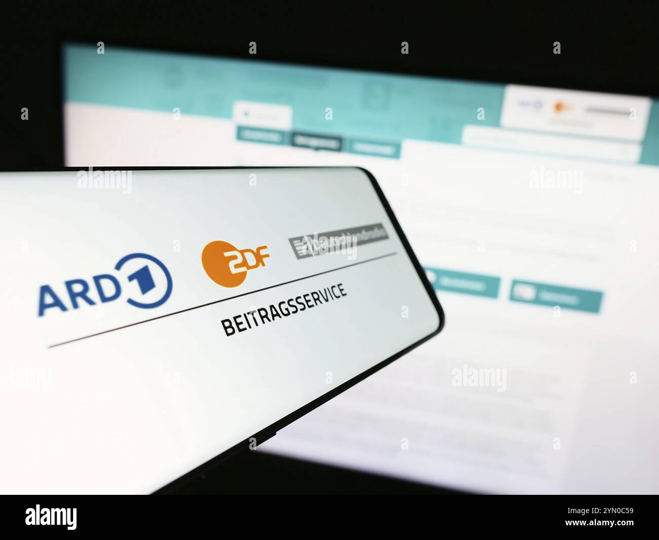 Stuttgart, 10.04.2024: Mobiltelefon mit Logo des ARD ZDF Deutschlandradio Beitragsservice vor Website. Konzentrieren Sie sich auf die Mitte der Telefonzentrale Stockfoto