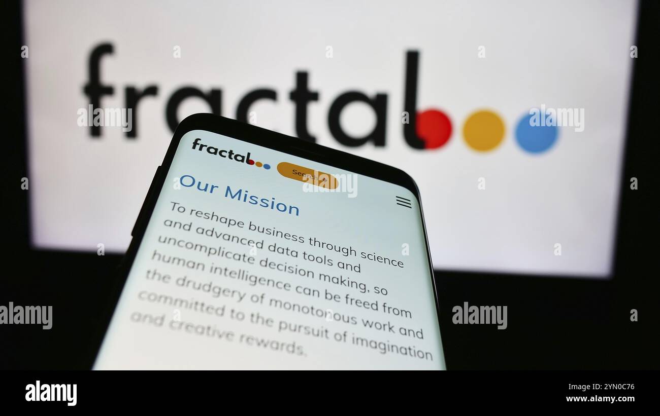 Stuttgart, Deutschland, 05-08-2024: Mobiltelefon mit Website des Künstlichen Intelligenz-Unternehmens Fractal Analytics Pvt. Ltd. Vor Logo. Konzentrieren Sie sich auf Stockfoto