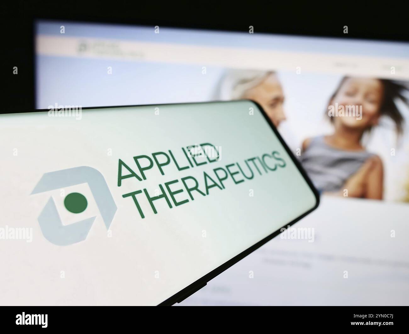 Stuttgart, 29.04.2024: Mobiltelefon mit Logo des amerikanischen biopharmazeutischen Unternehmens Applied Therapeutics Inc. Vor der Website. Konzentrieren Sie sich auf Cent Stockfoto