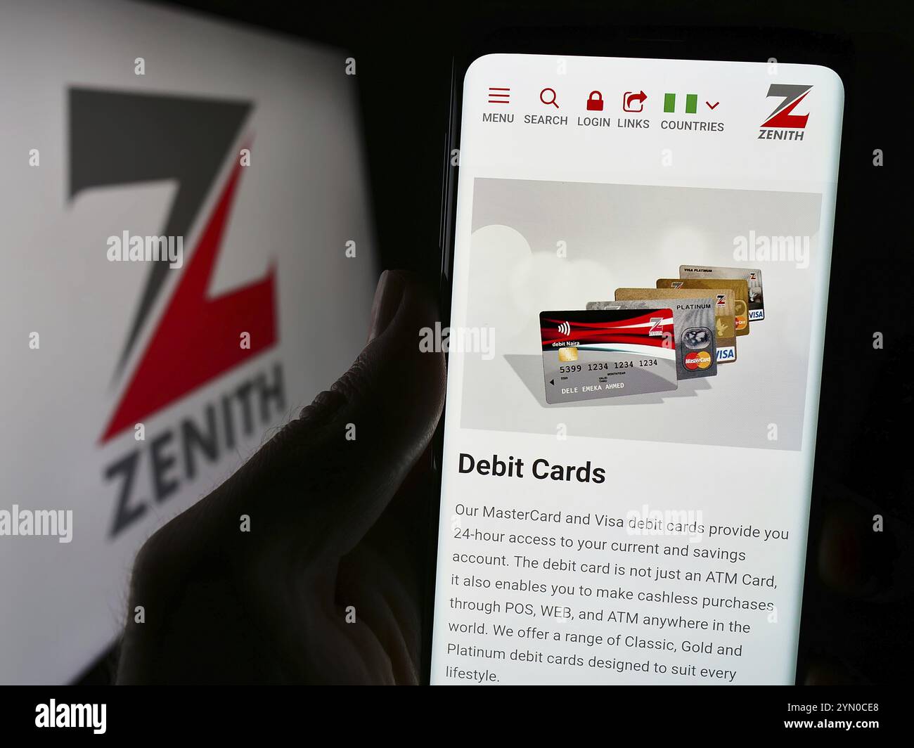 Stuttgart, Deutschland, 03.06.2024: Person, die ein Mobiltelefon hält, mit Webseite des nigerianischen Finanzdienstleistungsunternehmens Zenith Bank plc vor dem Logo. Fokus o Stockfoto