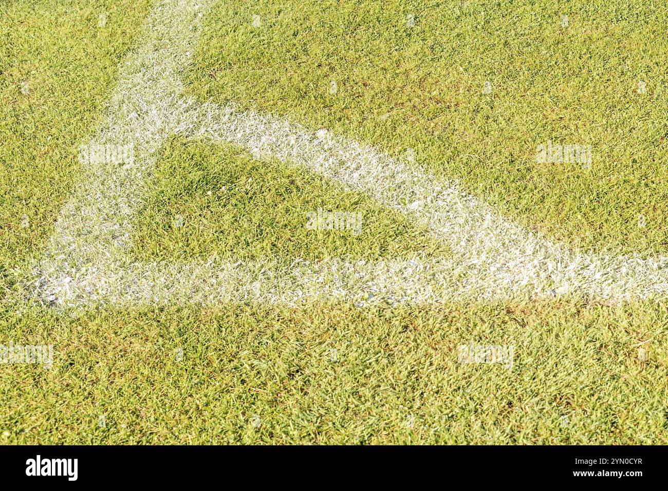 Weiße Kreidelinien auf einem Fußballfeld Stockfoto