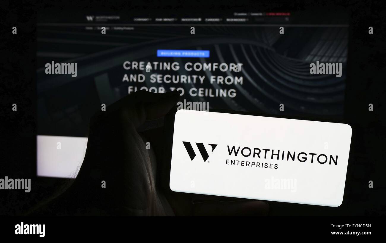 Stuttgart, Deutschland, 07.06.2024: Person, die ein Smartphone mit dem Logo des US-amerikanischen Metallverarbeitungsunternehmens Worthington Enterprises Inc. Vor der Website hält. F Stockfoto