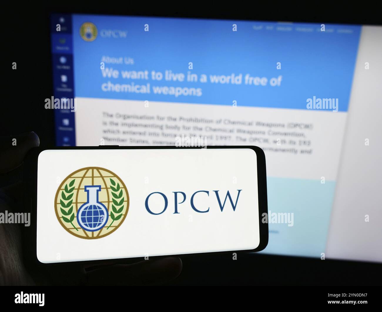 Stuttgart, Deutschland, 22.05.2024: Person, die ein Smartphone mit dem Logo der Organisation für das Verbot chemischer Waffen (OVCW) vor der Website hält Stockfoto