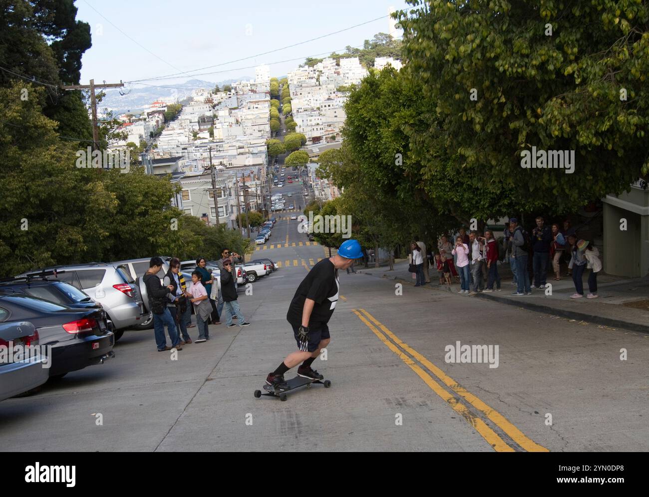 Erleben Sie San Franciscos berühmte „krumme Straße“, Lombard Street im Viertel Russian Hill. Stockfoto