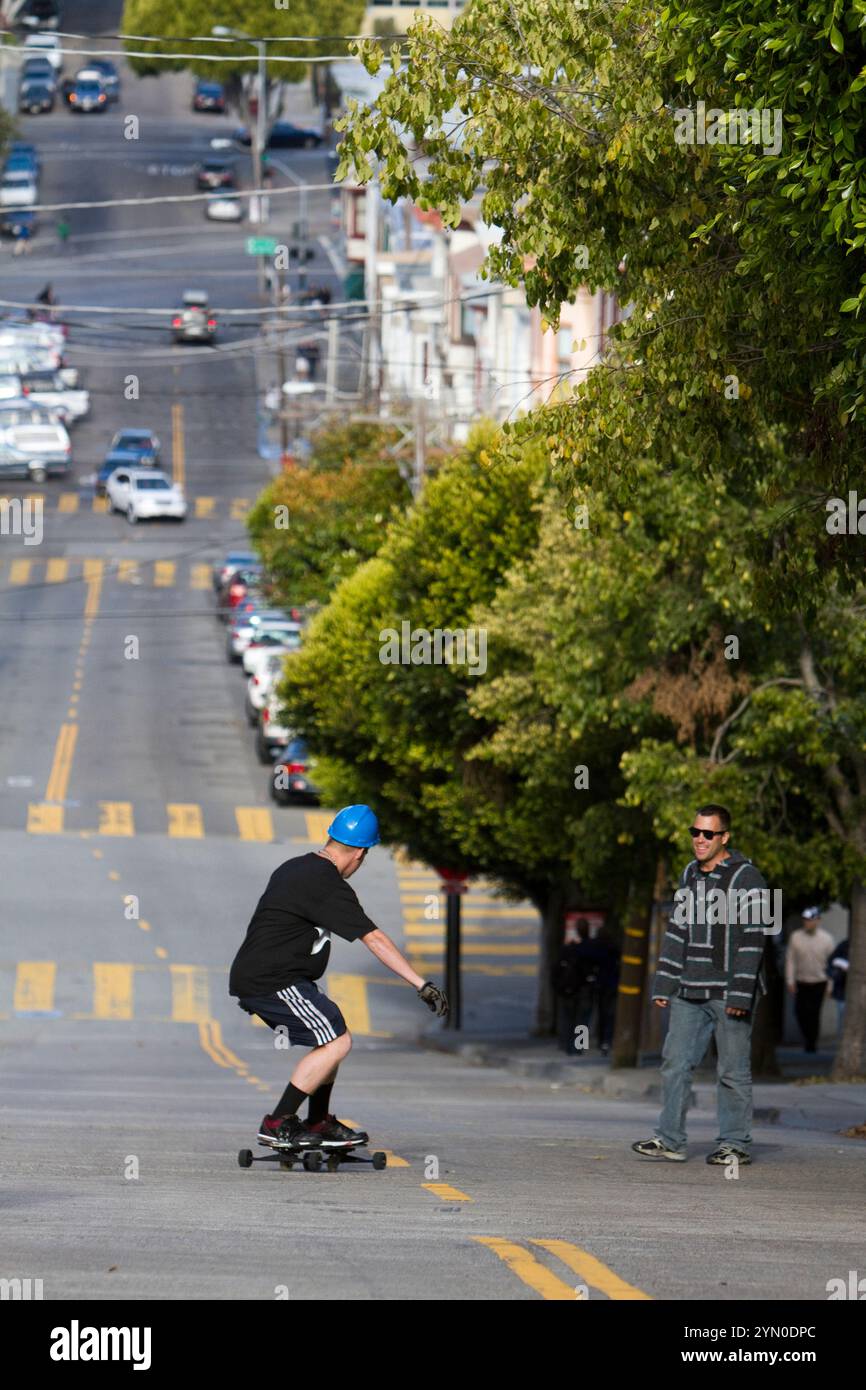Erleben Sie San Franciscos berühmte „krumme Straße“, Lombard Street im Viertel Russian Hill. Stockfoto