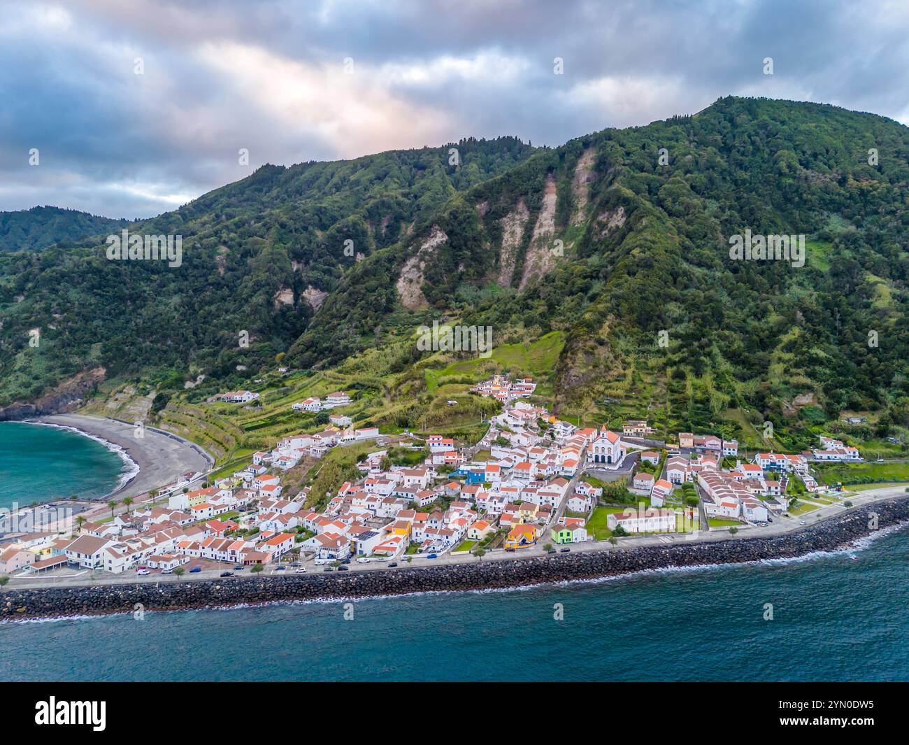 Blick von der Drohne auf Ribeira Quente und Praia do Fogo mit vulkanischem schwarzem Sandstrand. Landschaft der Küste von Sao Miguel mit grünen Bergen auf den Azoren Stockfoto