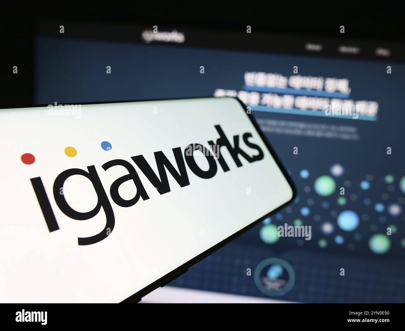 Stuttgart, 15.05.2024: Smartphone mit Logo des südkoreanischen Digital Marketing-Unternehmens IGAWorks vor der Business-Website. Fokus auf Mitte- Stockfoto