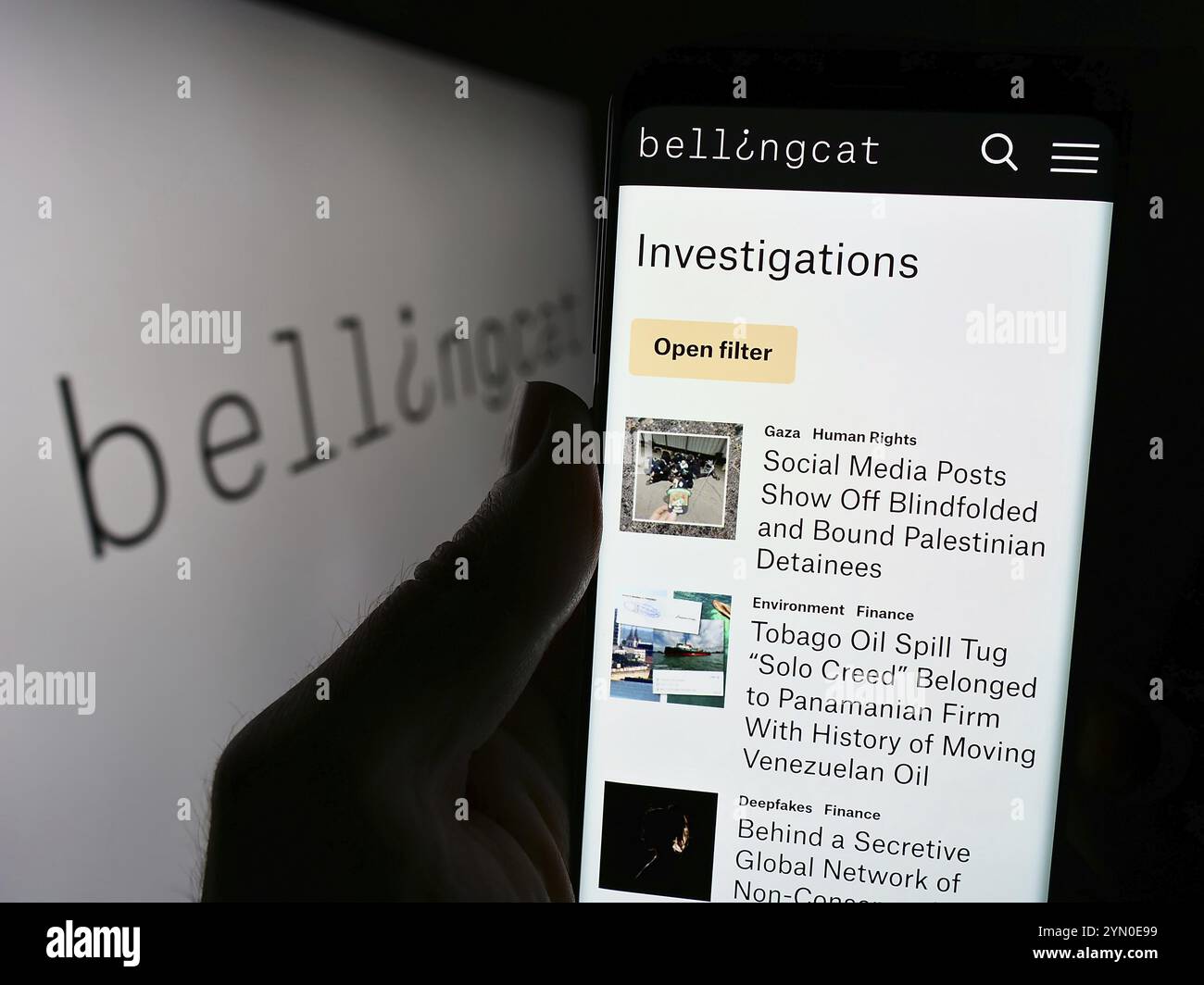 Stuttgart, Deutschland, 03.06.2024: Person mit Smartphone mit Website der niederländischen Investigative Journalism Organisation Bellingcat mit Logo. Konzentrieren Sie sich auf c Stockfoto