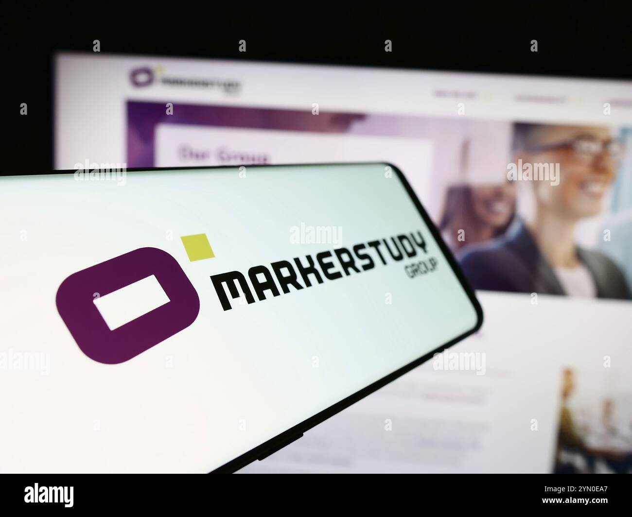 Stuttgart, 27.06.2024: Mobiltelefon mit Logo der britischen Versicherungsgesellschaft Markerstudy Group Limited vor der Website der Wirtschaft. Konzentrieren Sie sich auf Cent Stockfoto