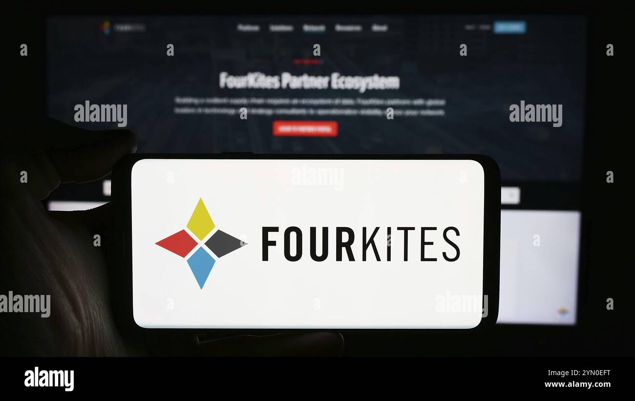 Stuttgart, 27.03.2024: Person, die ein Mobiltelefon mit dem Logo des US-amerikanischen Unternehmens FourKites Inc. Vor der Business-Website hält. Fo Stockfoto