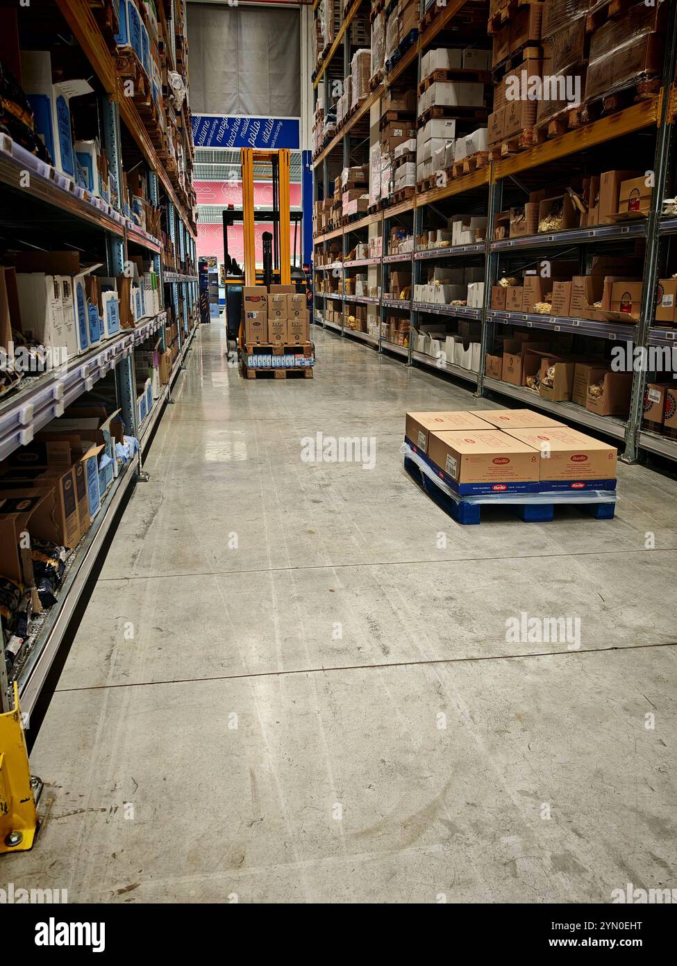 Industrieroboter im Einsatz durch künstliche Intelligenz für die Industrie Industrieroboter im Einsatz durch künstliche Intelligenz Stockfoto