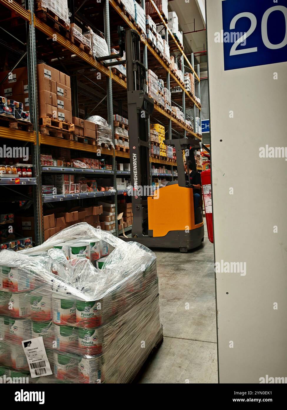 Industrieroboter im Einsatz durch künstliche Intelligenz für die Industrie Industrieroboter im Einsatz durch künstliche Intelligenz Stockfoto