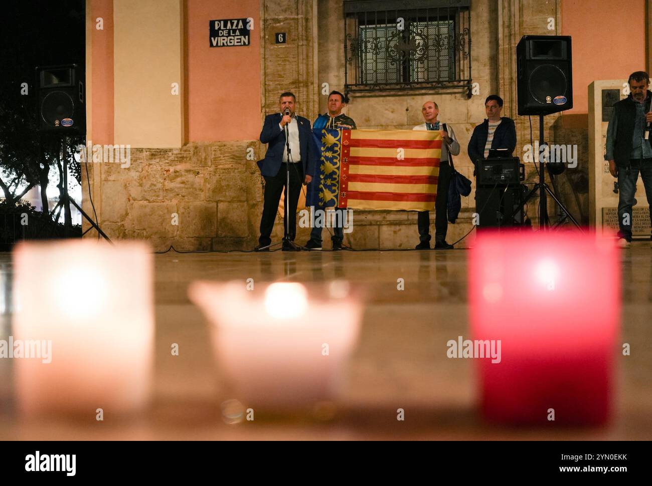 Valencia, Spanien - 23. November 2024. Eine Menge ukrainischer Menschen versammelte sich auf dem Virgin-Platz (Plaza de la Virgen) in Valencia, um gegen den Einsatz des russischen Teils der Hyperschallrakete Oreshnik gegen die Raketenfabrik in Yuschmash, Dnipró, Ukraine, zu protestieren. Die Rakete wurde von der Kedr-Basis in Astracán gestartet. Die Demonstranten versammelten sich vor Real Basílica de Nuestra Señora de los Desamparados, um die Rede von Mykhaylo Petrunjak, Präsident der Vereinigung ukrainischer Menschen, die in Spanien leben, zu hören. Quelle: Roberto Arosio/Alamy Live News Stockfoto
