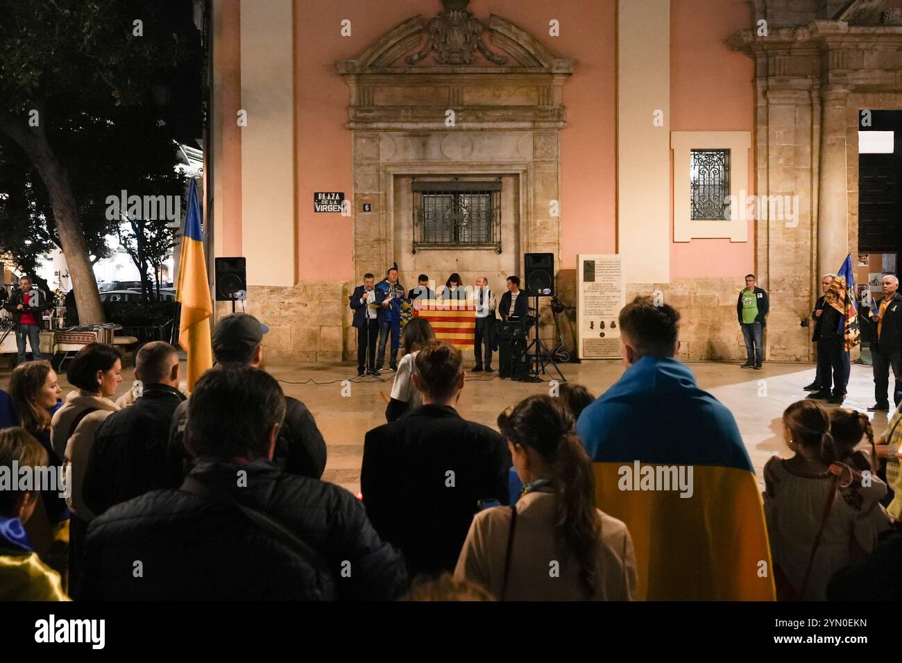 Valencia, Spanien - 23. November 2024. Eine Menge ukrainischer Menschen versammelte sich auf dem Virgin-Platz (Plaza de la Virgen) in Valencia, um gegen den Einsatz des russischen Teils der Hyperschallrakete Oreshnik gegen die Raketenfabrik in Yuschmash, Dnipró, Ukraine, zu protestieren. Die Rakete wurde von der Kedr-Basis in Astracán gestartet. Die Demonstranten versammelten sich vor Real Basílica de Nuestra Señora de los Desamparados, um die Rede von Mykhaylo Petrunjak, Präsident der Vereinigung ukrainischer Menschen, die in Spanien leben, zu hören. Quelle: Roberto Arosio/Alamy Live News Stockfoto