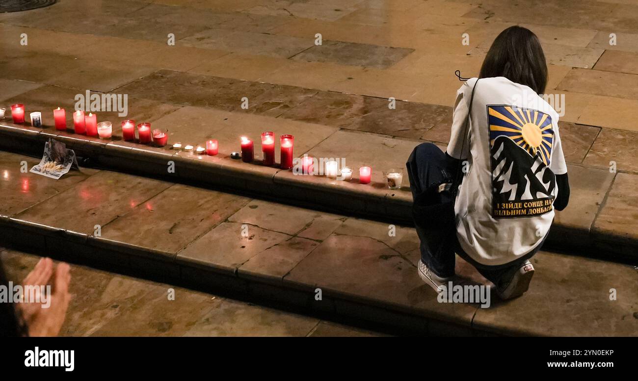 Valencia, Spanien - 23. November 2024. Eine Menge ukrainischer Menschen versammelte sich auf dem Virgin-Platz (Plaza de la Virgen) in Valencia, um gegen den Einsatz des russischen Teils der Hyperschallrakete Oreshnik gegen die Raketenfabrik in Yuschmash, Dnipró, Ukraine, zu protestieren. Die Rakete wurde von der Kedr-Basis in Astracán gestartet. Die Demonstranten versammelten sich vor Real Basílica de Nuestra Señora de los Desamparados, um die Rede von Mykhaylo Petrunjak, Präsident der Vereinigung ukrainischer Menschen, die in Spanien leben, zu hören. Quelle: Roberto Arosio/Alamy Live News Stockfoto