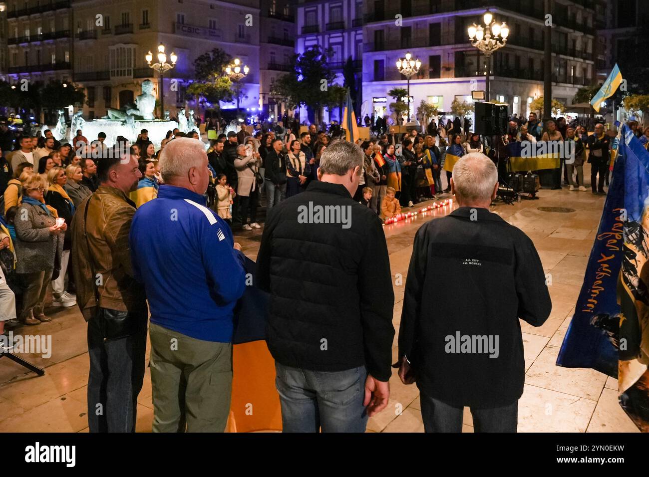 Valencia, Spanien - 23. November 2024. Eine Menge ukrainischer Menschen versammelte sich auf dem Virgin-Platz (Plaza de la Virgen) in Valencia, um gegen den Einsatz des russischen Teils der Hyperschallrakete Oreshnik gegen die Raketenfabrik in Yuschmash, Dnipró, Ukraine, zu protestieren. Die Rakete wurde von der Kedr-Basis in Astracán gestartet. Die Demonstranten versammelten sich vor Real Basílica de Nuestra Señora de los Desamparados, um die Rede von Mykhaylo Petrunjak, Präsident der Vereinigung ukrainischer Menschen, die in Spanien leben, zu hören. Quelle: Roberto Arosio/Alamy Live News Stockfoto