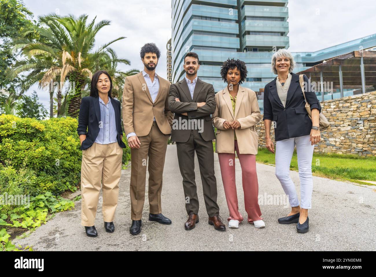 Porträt einer multiethnischen Gruppe von Geschäftsleuten, die stolz auf die Kamera im Finanzviertel einer tropischen Stadt stehen Stockfoto