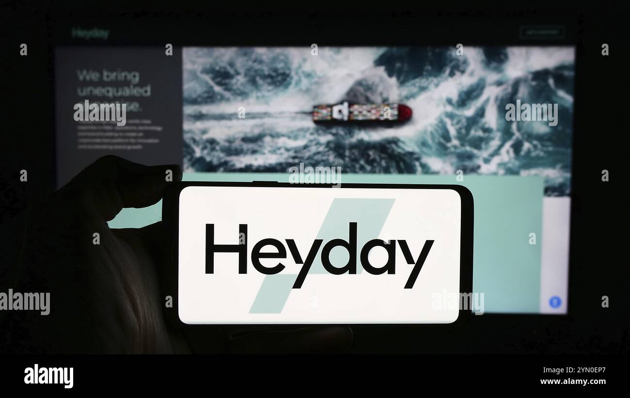 Stuttgart, Deutschland, 14.05.2024: Person, die ein Mobiltelefon mit dem Logo der US-amerikanischen E-Commerce-Inkubator-Plattform-Firma heyday vor der Business-Website hält. Fo Stockfoto