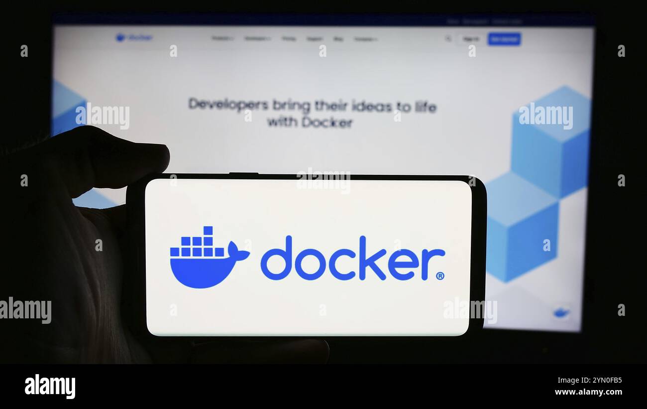 Stuttgart, Deutschland, 16.07.2024: Person, die ein Mobiltelefon mit Logo des US-amerikanischen Produktivitätssoftware-Unternehmens Docker Inc. Vor der Webseite hält. Fokus Stockfoto