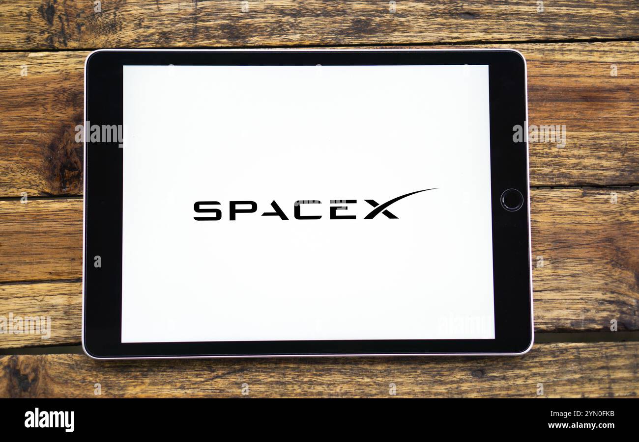 SpaceX-Logo auf dem Smartphone-Bildschirm. SpaceX ist ein US-amerikanischer Hersteller von Luft- und Raumfahrtunternehmen. Space Exploration Technologies Corp-D Stockfoto