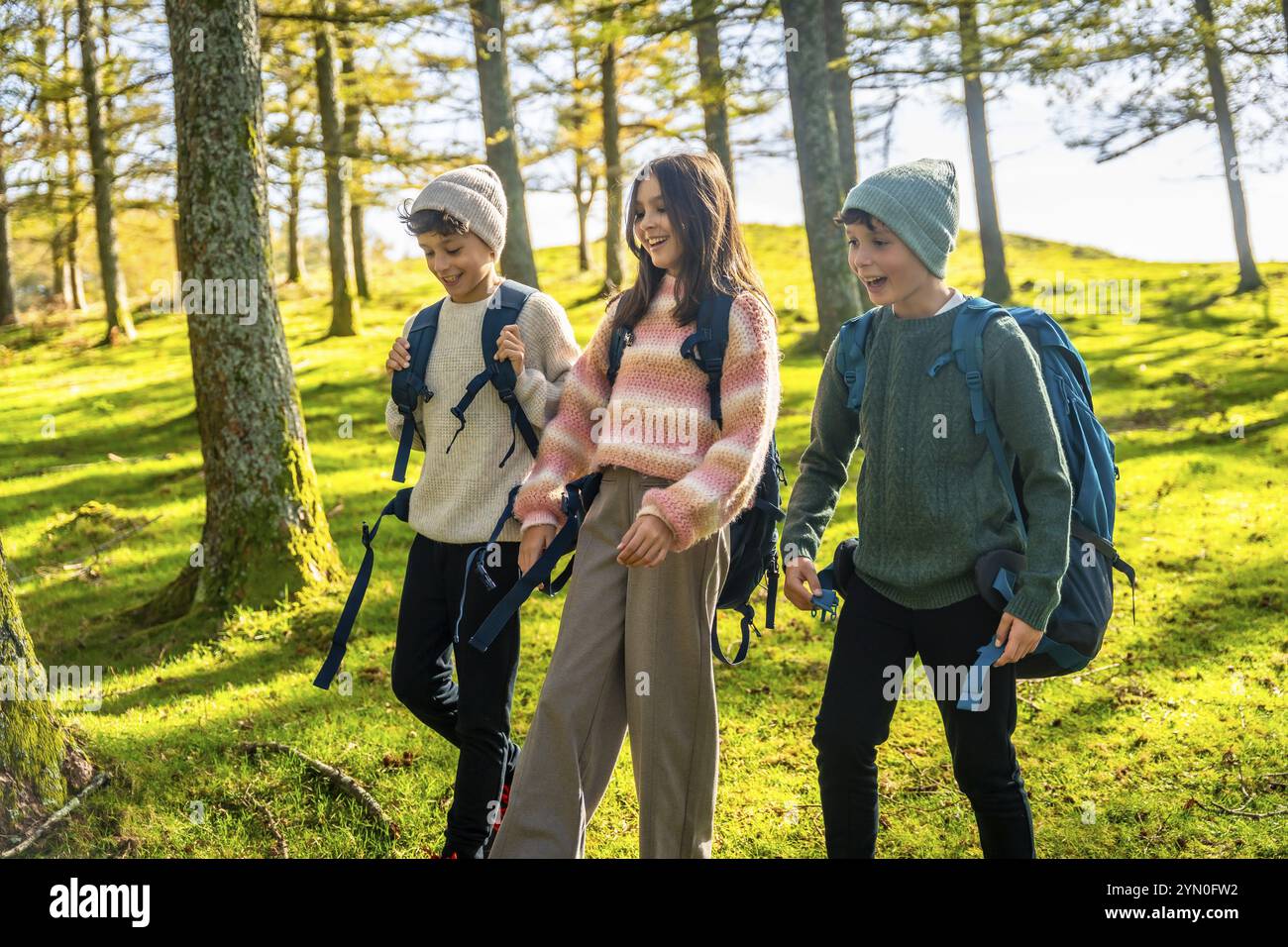 Kaukasische Familie mit zwei Teenager-Brüdern und einer Schwester, die die Natur während der Wanderung im Wald genießen Stockfoto