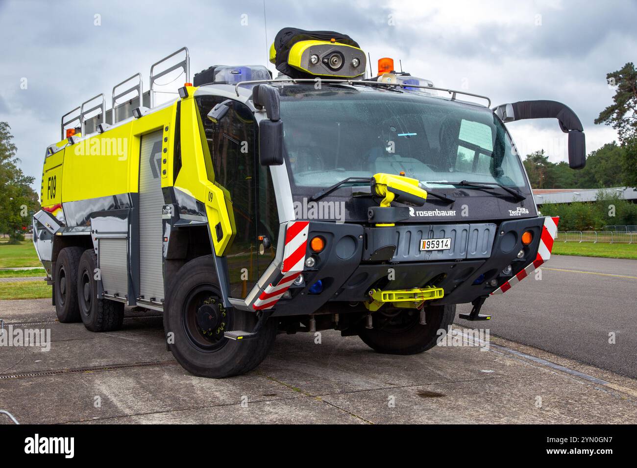 Rosenbauer PANTHER Feuerwehrauto vom Luftwaffenstützpunkt kleine Brogel. Peer, Belgien - 11. September 2021 Stockfoto