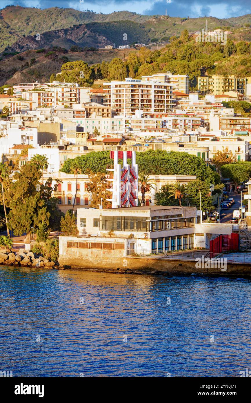 Apartments und Ferienwohnungen an der Küste von Messina Italien Stockfoto