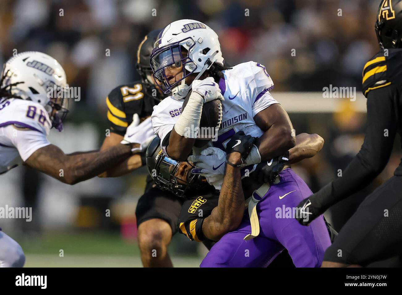 Boone, North Carolina, USA. November 2024. James Madison Dukes Running Back GEORGE PETTAWAY (6) wird am 23. November 2024 im Kidd Brewer Stadium in Boone, NC, im vierten Quartal des NCAA-Fußballspiels App State Mountaineers vs James Madison Dukes bekämpft. (Kreditbild: © Cory Knowlton/ZUMA Press Wire) NUR REDAKTIONELLE VERWENDUNG! Nicht für kommerzielle ZWECKE! Stockfoto