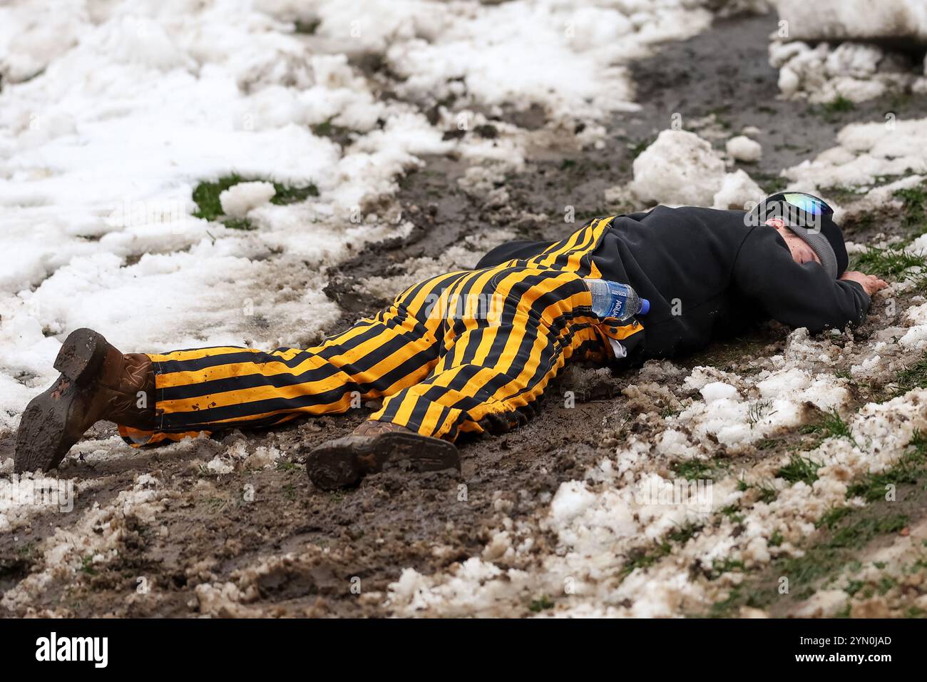 Boone, North Carolina, USA. November 2024. Ein Fan der Appalachian State Mountaineers rutscht am 23. November 2024 auf einem schneebedeckten Hügel während des NCAA-Fußballspiels App State Mountaineers vs James Madison Dukes im Kidd Brewer Stadium in Boone, NC. (Kreditbild: © Cory Knowlton/ZUMA Press Wire) NUR REDAKTIONELLE VERWENDUNG! Nicht für kommerzielle ZWECKE! Stockfoto