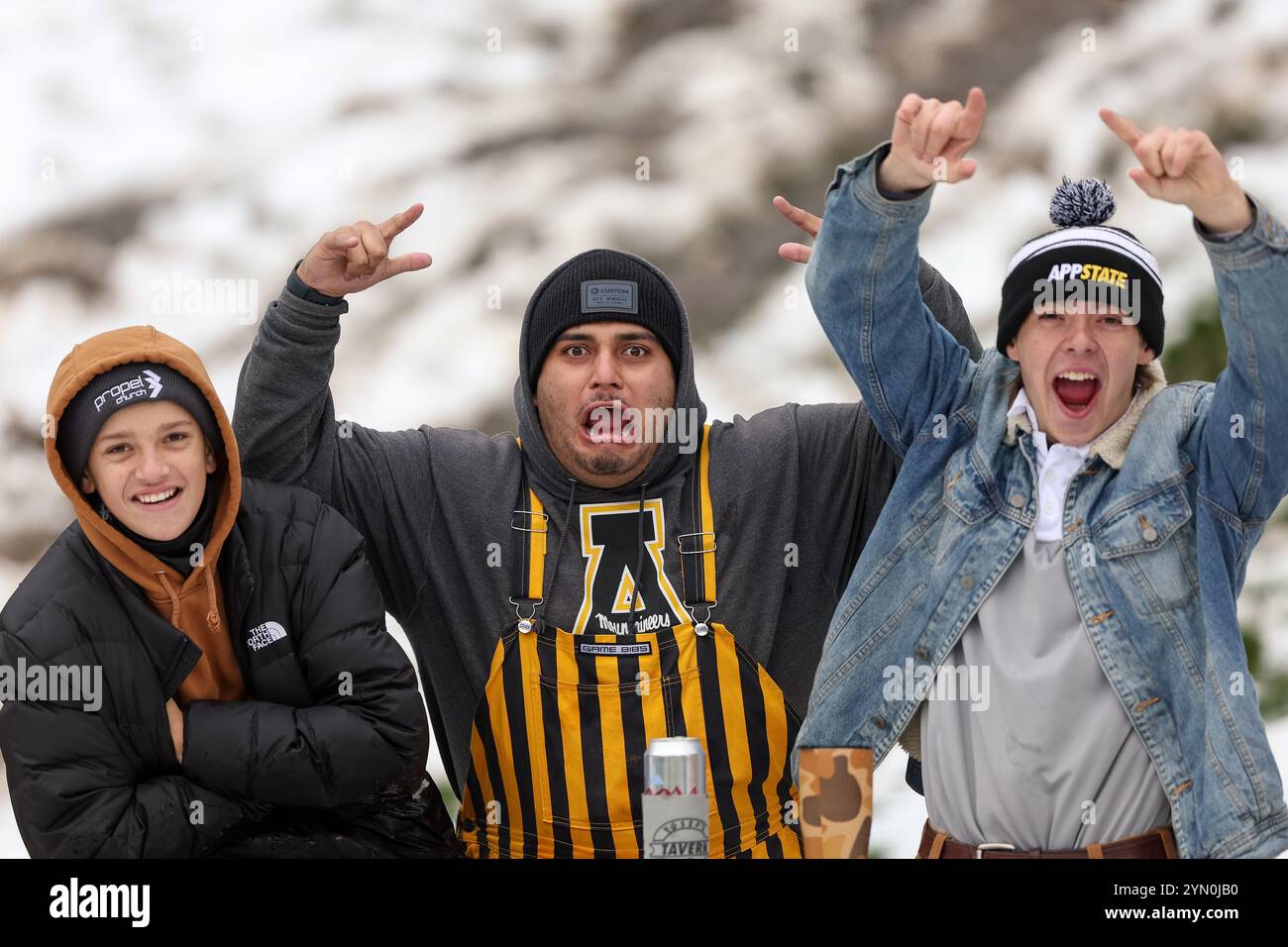 Boone, North Carolina, USA. November 2024. Fans der Appalachian State Mountaineers jubeln vor dem Fußballspiel App State Mountaineers vs James Madison Dukes im Kidd Brewer Stadium in Boone, NC am 23. November 2024. (Kreditbild: © Cory Knowlton/ZUMA Press Wire) NUR REDAKTIONELLE VERWENDUNG! Nicht für kommerzielle ZWECKE! Stockfoto