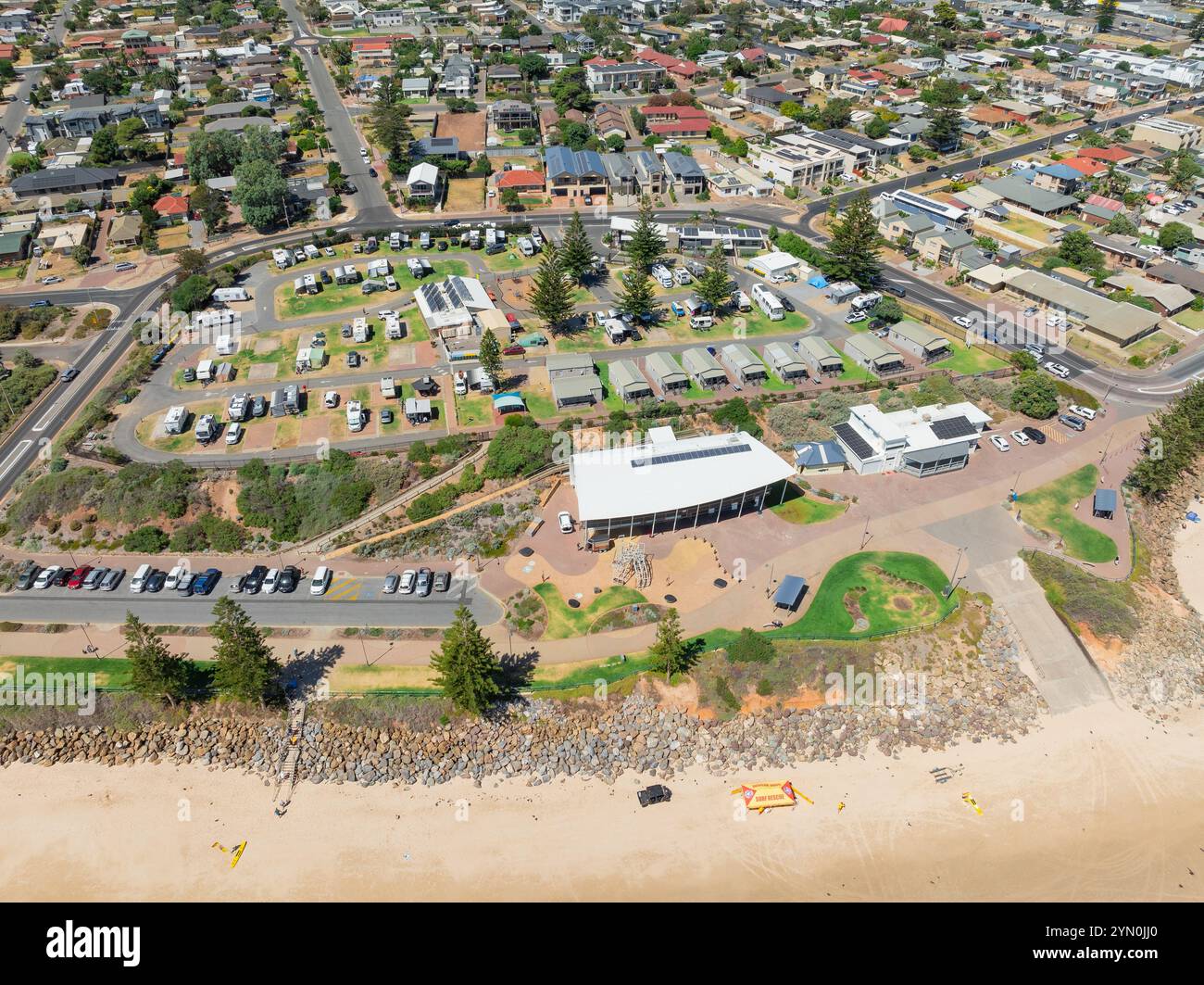 Aus der Vogelperspektive auf einen Caravan Park an der Küste und die umliegende Stadt am Christies Beach in Adelaide, South Australia Stockfoto