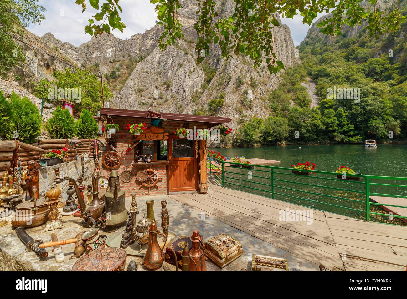 Touristen, die eine entspannende Bootsfahrt auf dem Treska-Fluss genießen, umgeben von der atemberaubenden natürlichen Schönheit des Matka-Canyons in Mazedonien Stockfoto