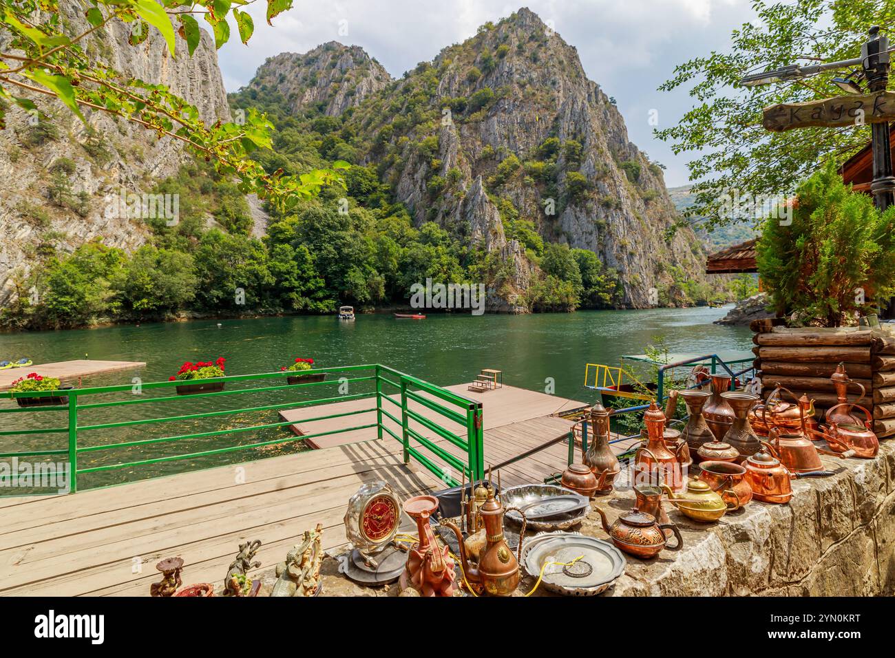 Touristen, die eine Bootsfahrt genießen und ein Restaurant am See im Matka Canyon in skopje, Mazedonien besuchen Stockfoto