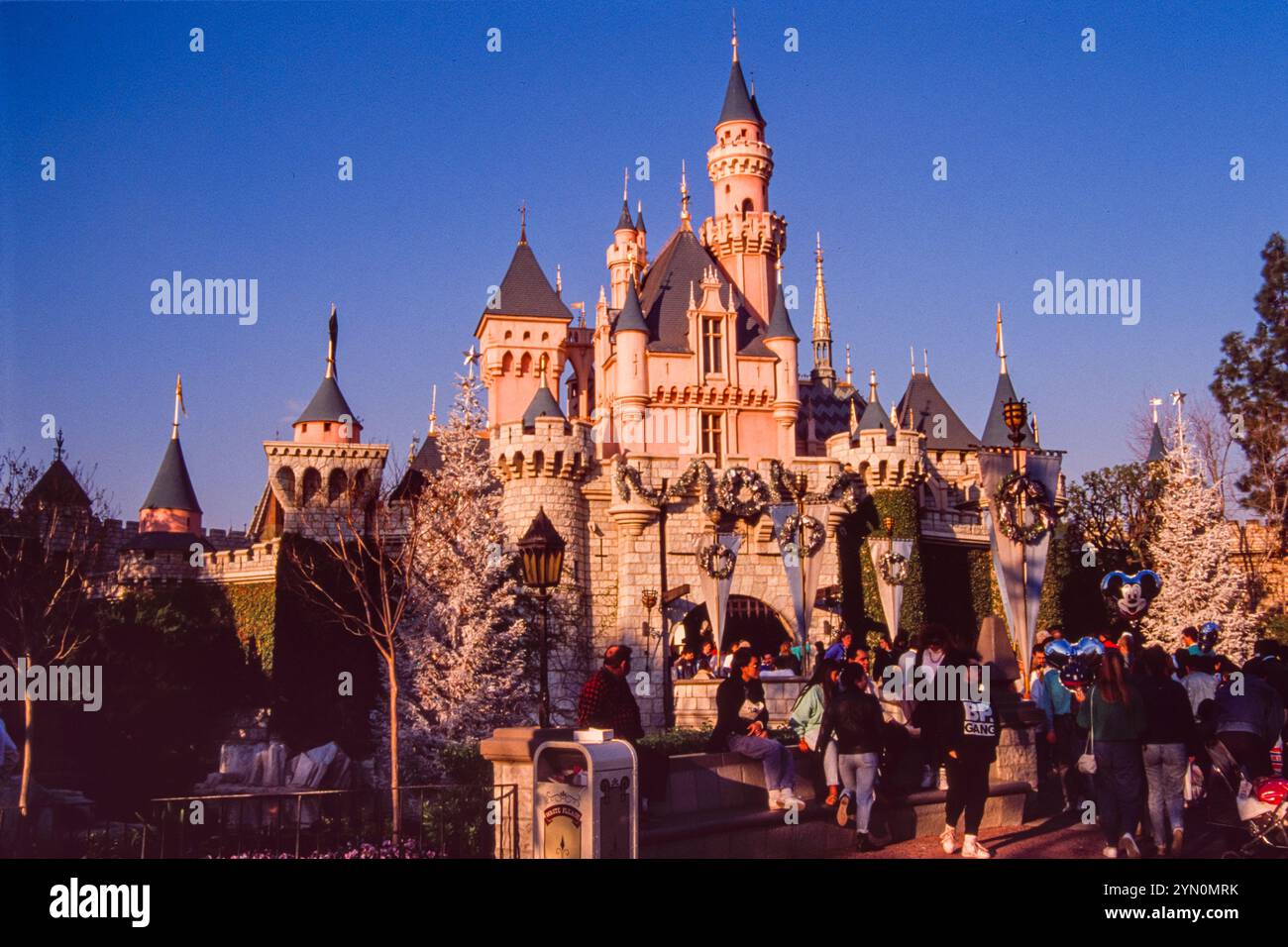 Dornröschenschloss ein Märchenschloss im Zentrum von Disneyland in Kalifornien, das auf dem Schloss Neuschwanstein aus dem späten 19. Jahrhundert in Bayern basiert. Kurz vor Weihnachten 1988 sind zwei Weihnachtsbäume vor dem Eingang zu sehen. Die Burg wurde 1955 eröffnet, als der Park eröffnet wurde, und ist die älteste aller Disney-Burgen. Disneys Film Dornröschen wurde erst 1959 veröffentlicht. Stockfoto