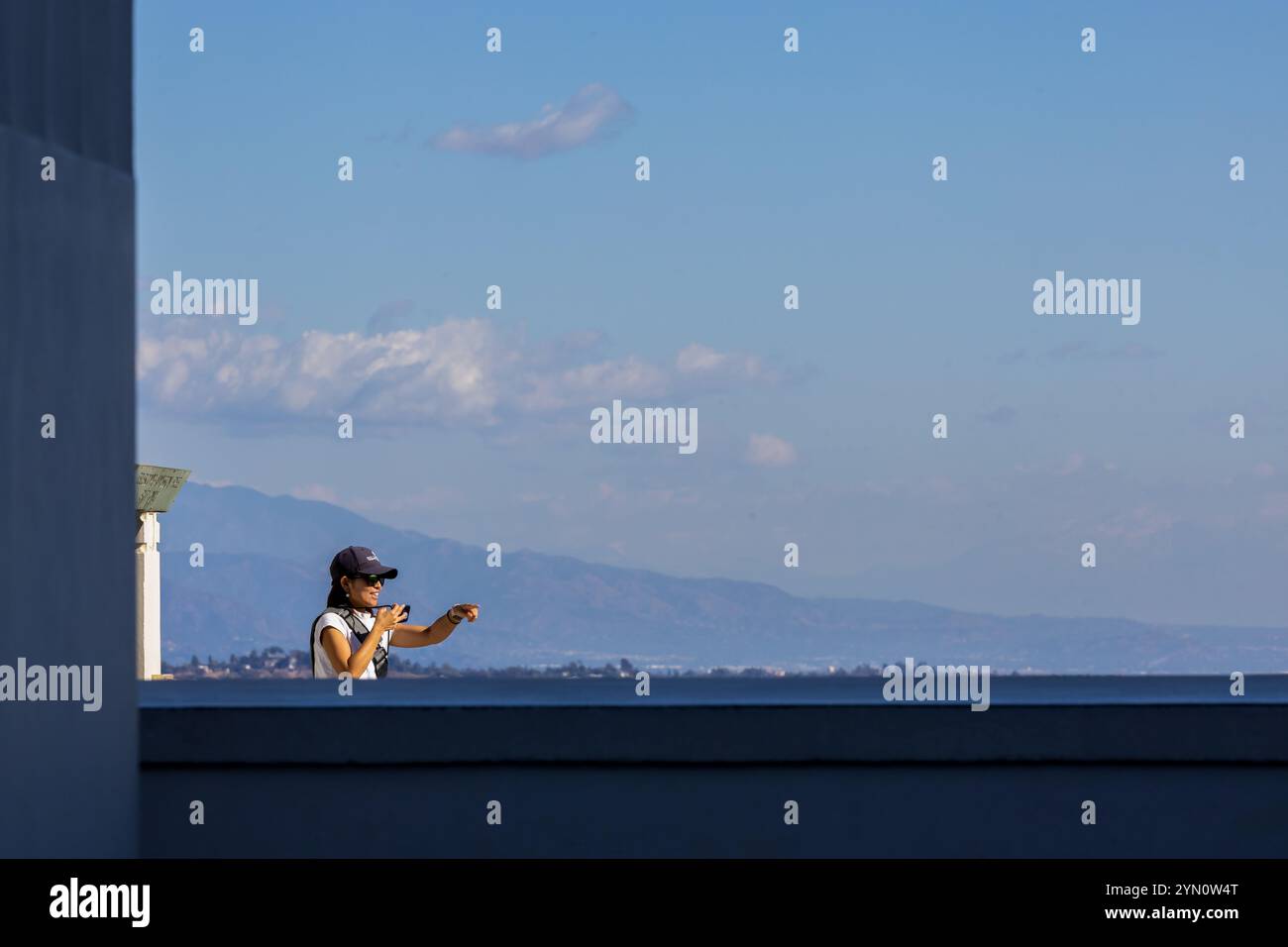 Los Angeles, Kalifornien - 16. November 2024: Von der Terrasse des Griffith Observatoriums genießen die Menschen einen wunderschönen Blick auf Los Angeles Stockfoto