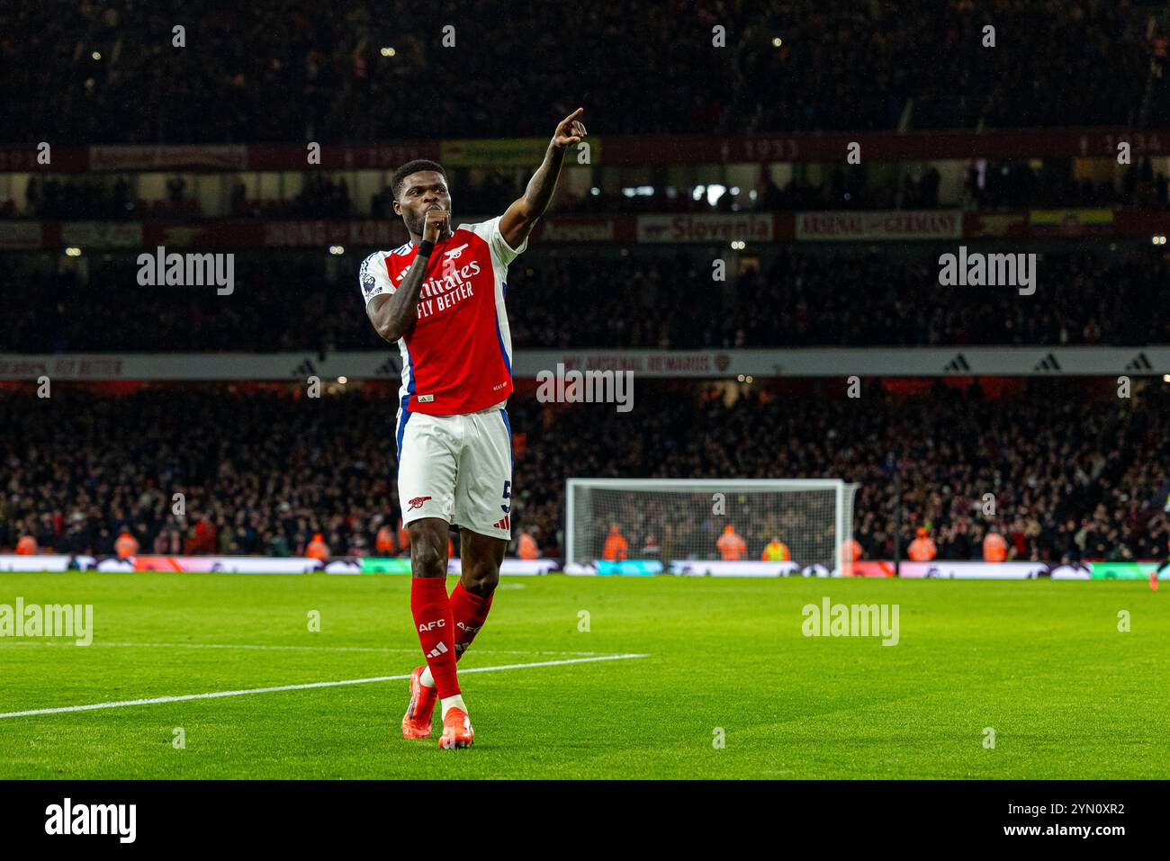 (241124) – LONDON, 24. November 2024 (Xinhua) – Thomas Partey von Arsenal feiert beim englischen Premier League-Spiel zwischen Arsenal und Nottingham Forest am 23. November 2024 in London, Großbritannien. (XINHUA) NUR FÜR REDAKTIONELLE ZWECKE. NICHT ZUM VERKAUF FÜR MARKETING- ODER WERBEKAMPAGNEN. KEINE VERWENDUNG MIT NICHT AUTORISIERTEN AUDIO-, VIDEO-, DATEN-, REGALLISTEN, CLUB-/LEAGUE-LOGOS ODER LIVE-DIENSTEN. ONLINE-IN-MATCH-NUTZUNG AUF 45 BILDER BESCHRÄNKT, KEINE VIDETEMULATION. KEINE VERWENDUNG BEI WETTEN, SPIELEN ODER PUBLIKATIONEN FÜR EINZELNE CLUBS/LIGA/SPIELER. Stockfoto