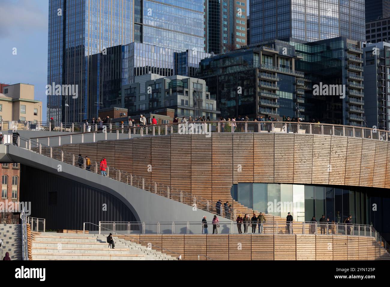 Am Samstag, den 23. November 2024, genießen Besucher den Sonnenuntergang im neuen Ocean Pavilion des Seattle Aquariums entlang der Seattle Waterfront. Stockfoto