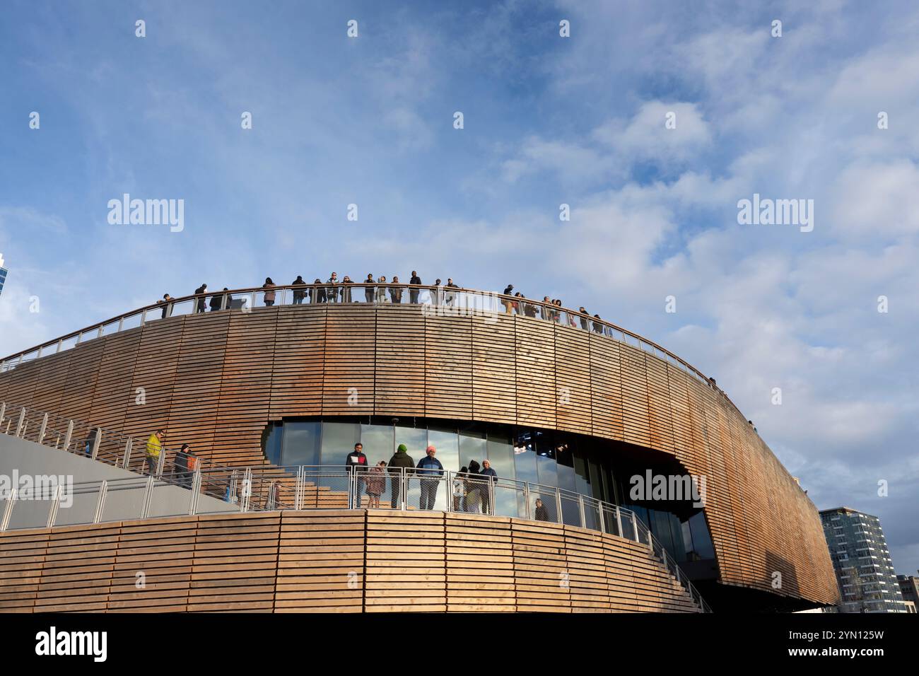 Am Samstag, den 23. November 2024, genießen Besucher den Sonnenuntergang im neuen Ocean Pavilion des Seattle Aquariums entlang der Seattle Waterfront. Stockfoto
