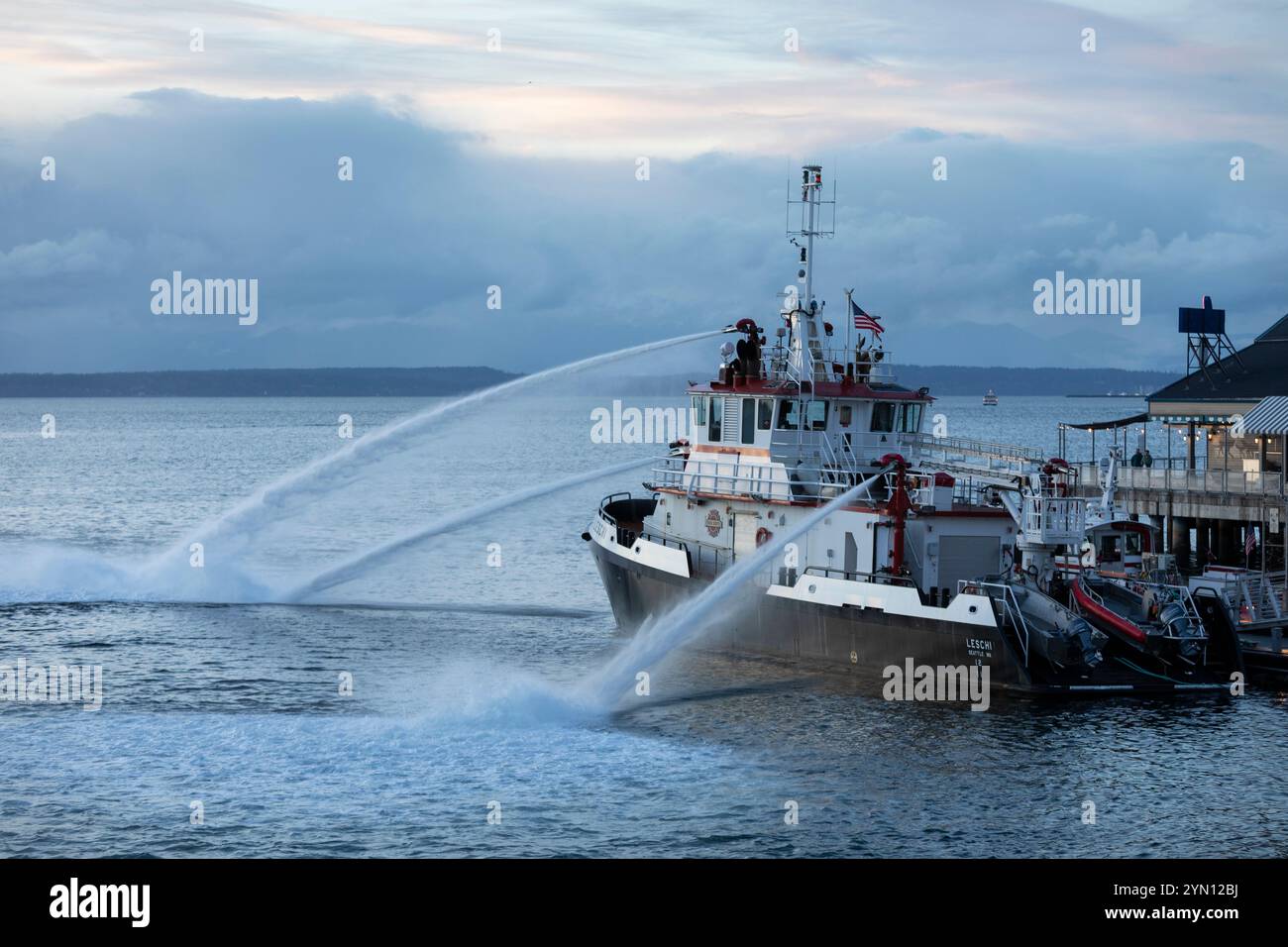 Das Feuerwehrboot „Leschi“ an der Feuerwache 5 pumpt am Samstag, 23. November 2024, Wasser in die Elliott Bay entlang der Seattle Waterfront. Stockfoto