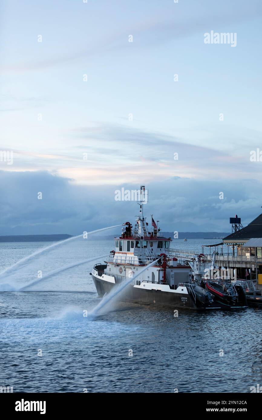 Das Feuerwehrboot „Leschi“ an der Feuerwache 5 pumpt am Samstag, 23. November 2024, Wasser in die Elliott Bay entlang der Seattle Waterfront. Stockfoto