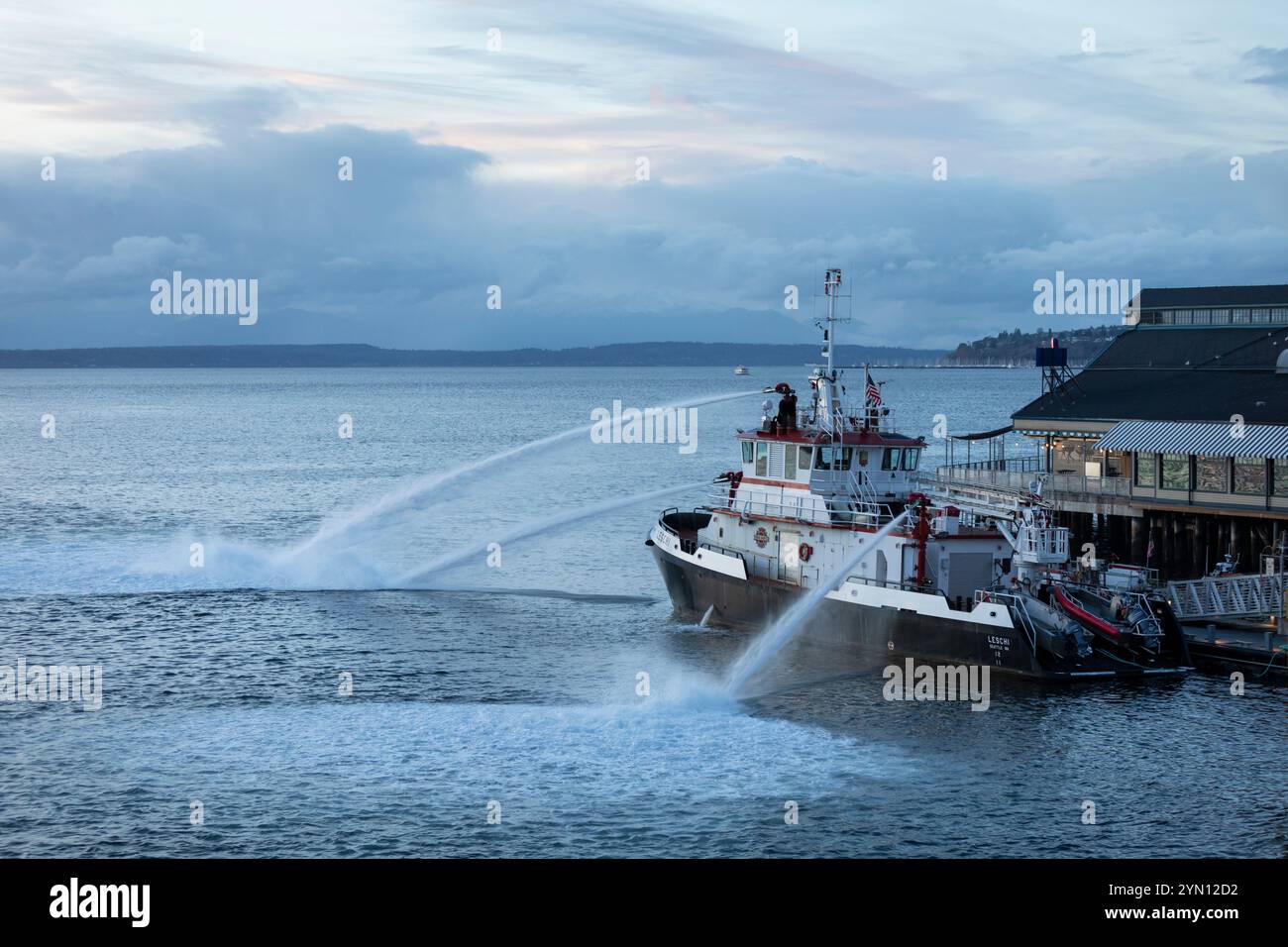 Das Feuerwehrboot „Leschi“ an der Feuerwache 5 pumpt am Samstag, 23. November 2024, Wasser in die Elliott Bay entlang der Seattle Waterfront. Stockfoto