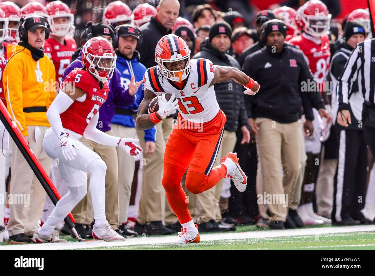 Piscataway, New Jersey, USA. November 2024. Illinois Fighting Illini Wide Receiver PAT BRYANT (13) läuft mit dem Ball während des Spiels zwischen der Rutgers University und Illinois Fighting Illini im SHI Stadium in Piscataway, NJ (Bild: © Scott Rausenberger/ZUMA Press Wire) NUR ZUR REDAKTIONELLEN VERWENDUNG! Nicht für kommerzielle ZWECKE! Quelle: ZUMA Press, Inc./Alamy Live News Stockfoto