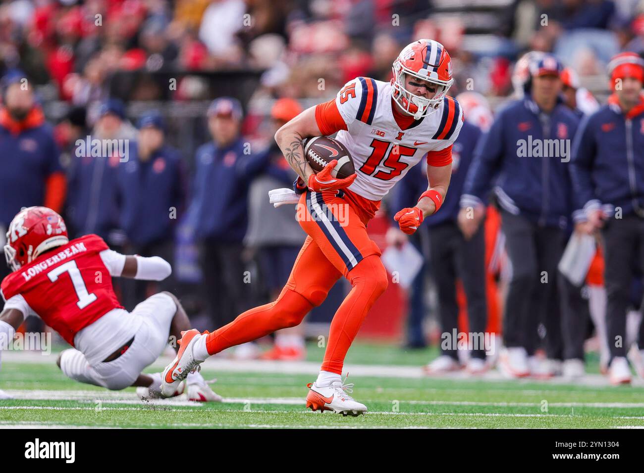 Piscataway, New Jersey, USA. November 2024. Illinois Fighting Illini Wide Receiver ALEXANDER CAPKA-JONES (15) läuft mit dem Ball während des Spiels zwischen Rutgers University und Illinois Fighting Illini im SHI Stadium in Piscataway, NJ (Foto: © Scott Rausenberger/ZUMA Press Wire) NUR ZUR REDAKTIONELLEN VERWENDUNG! Nicht für kommerzielle ZWECKE! Quelle: ZUMA Press, Inc./Alamy Live News Stockfoto